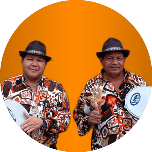 Dupla de repentistas nordestinos com pandeiros, sobre fundo laranja circular, representando a identidade visual do site