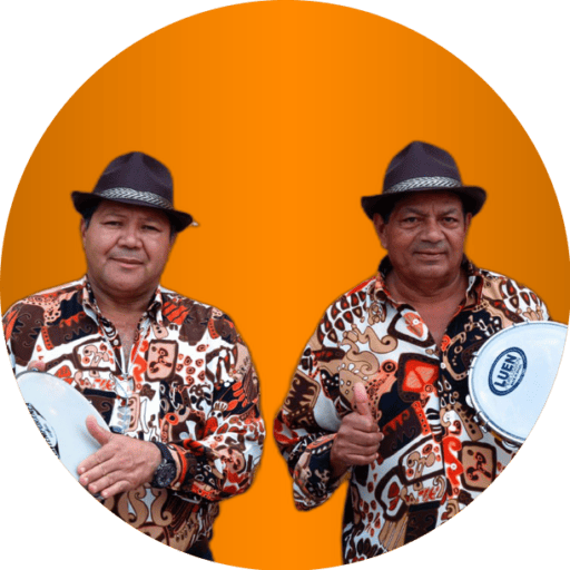 Dupla de repentistas nordestinos com pandeiros, sobre fundo laranja circular, representando a identidade visual do site