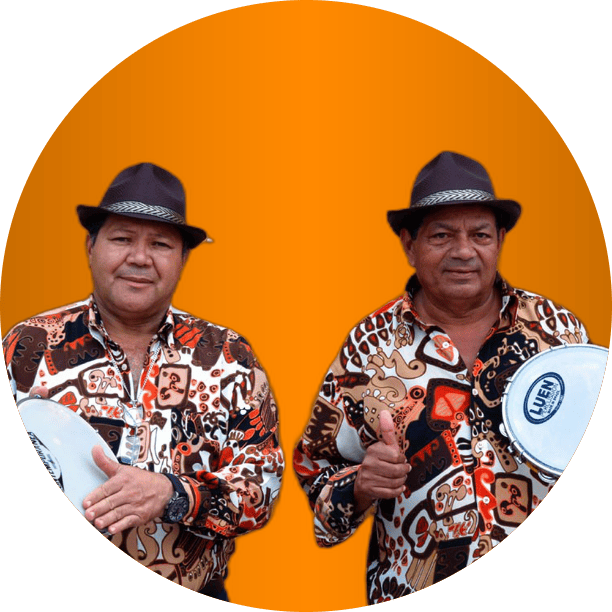 Repentistas nordestinos com pandeiro em fundo laranja, prontos para apresentações culturais e festas juninas